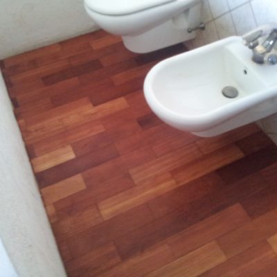 Podłoga drewniana w toalecie